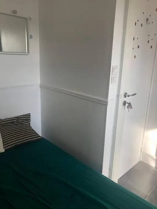 Studio Coeur Vieux Paris. Pied Du Metro.Tout Equipe Apartment Paris