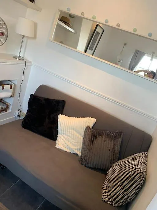 Apartment Studio Coeur Vieux Paris. Pied Du Metro.Tout Equipe