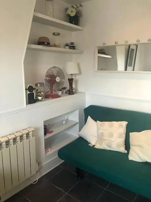 Studio Coeur Vieux Paris. Pied Du Metro.Tout Equipe location